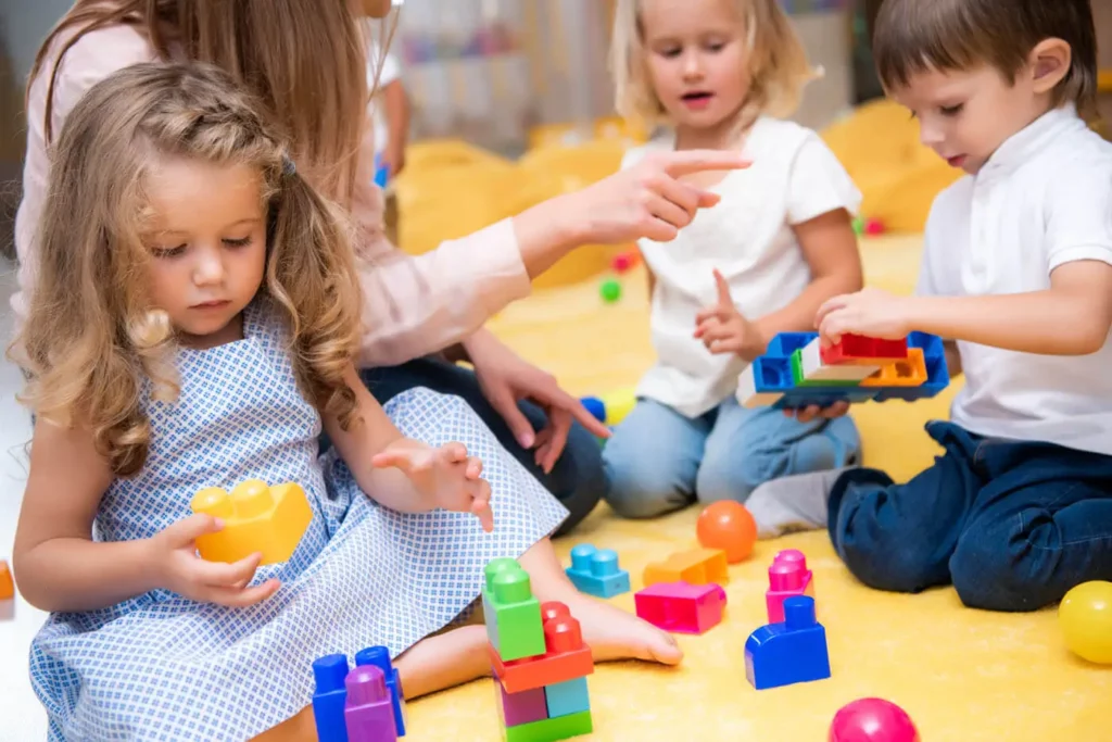 Kinderosteopathie Düsseldorf: Kinder die mit Legosteinen spielen