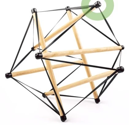 Tensegritiy-Modell für Faszien: Gezeigt wird ein Modell, welches auch Holzstäben und Gummibändern besteht.